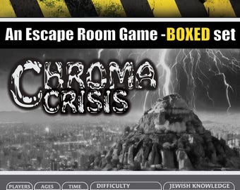 Op de afbeelding: Een zwart-wit afbeelding van een skyline met een grote berg op de achtergrond. De tekst "CHROMA CRISIS" staat in een groot, gestileerd lettertype. De tekst "An Escape Room Game - BOXED set" staat bovenaan de afbeelding. De tekst "PLAYERS 1-4, AGES 14+, TIME 60 MIN, DIFFICULTY, JEWISH KNOWLEDGE" staat onderaan de afbeelding.