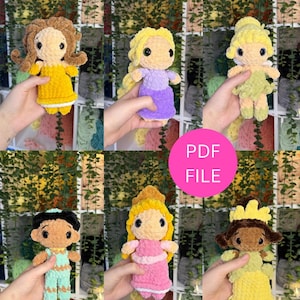 Könnte beinhalten: Sechs handgefertigte Häkelpuppen, die jeweils einen anderen Prinzessinnencharakter darstellen. Die Puppen haben verschiedene Farben, darunter Gelb, Lila, Grün und Rosa. Die Puppen werden vor einem Hintergrund aus grünen Pflanzen gehalten.