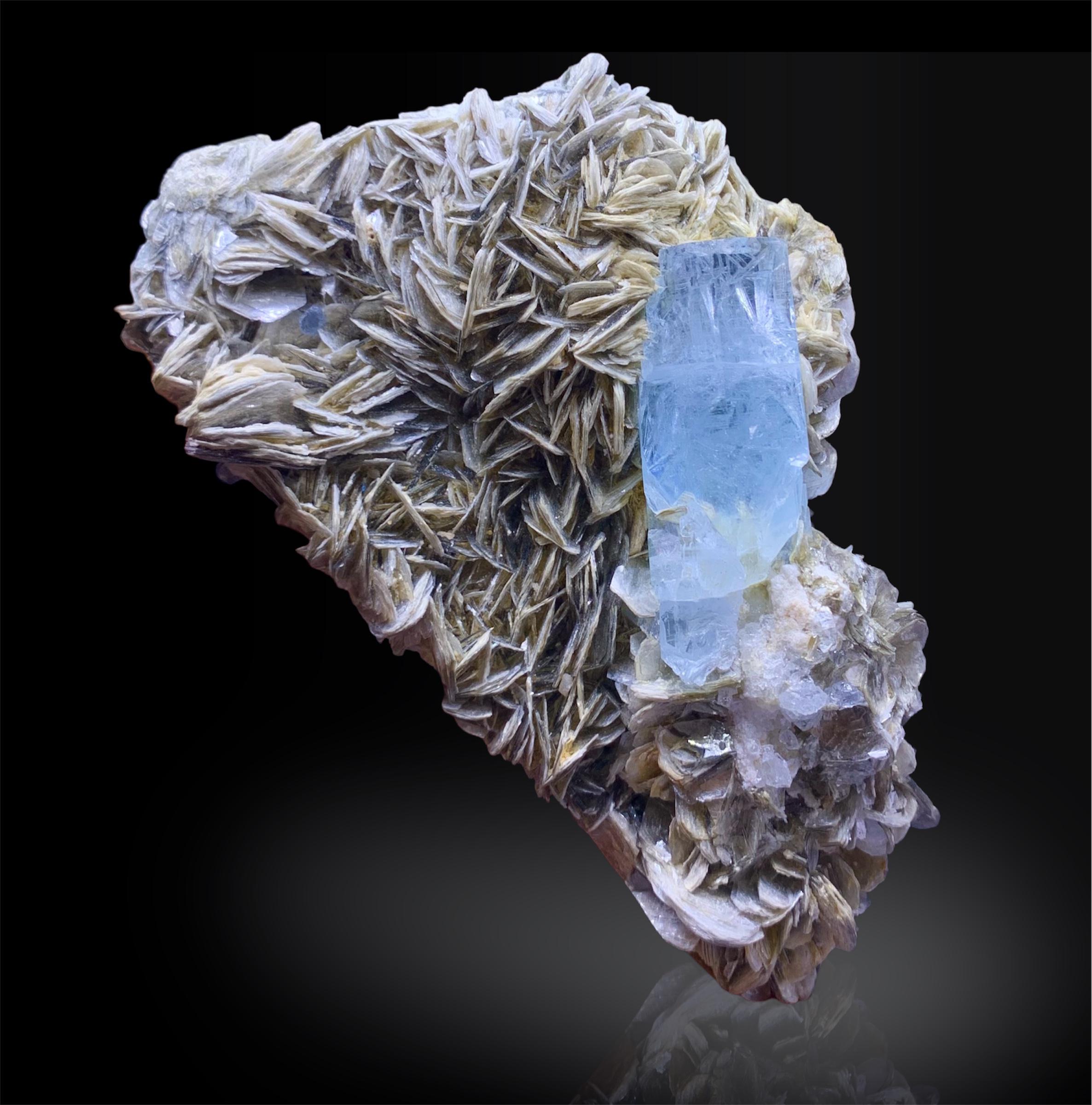 アクアマリン 結晶 原石 鉱物標本 天然のブルーアクアマリン結晶（白雲母入り）、アクアマリン標本、原石