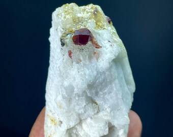 パキスタンのスカルドゥ産、白い長石と雲母の上に天然の赤いスペサル
