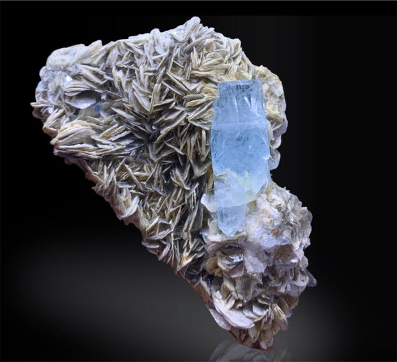天然のブルーアクアマリン結晶（白雲母入り）、アクアマリン標本、原石