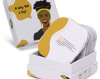 Può includere: Una scatola bianca con un design di bandiera giamaicana gialla e verde. La scatola contiene un mazzo di carte con la frase "A Wey Yuh a Sey!" sul davanti. Le carte sono gialle e bianche con testo nero. Il testo sulla carta dice "Saying: Harse dead and cow fot. Translation: Horse deyd and cow fawt. Meaning: Repetitively speaking something that doesn't want to be her. Foolish speaking. Hint: Cycle."