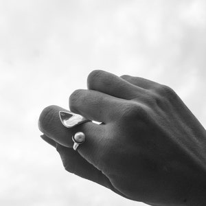Handmade Contemporary Silver Pearl Ring, Minimalist Modern Ring with Freshwater Round Pearl Handmade Gift for Her, Art Jewelry, Modern Jewel