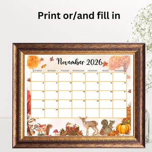Puede incluir: Un calendario enmarcado de noviembre de 2026 con un marco de madera marr&oacute;n. El calendario presenta un tema oto&ntilde;al con ilustraciones de un ciervo, una ardilla, una calabaza y hojas de oto&ntilde;o. El texto "Print or/and fill in" est&aacute; en la parte superior.