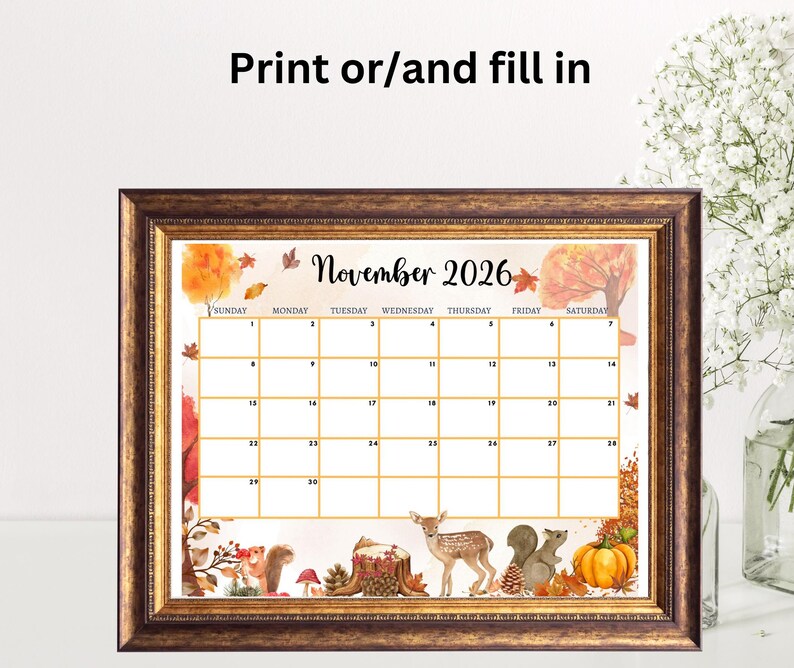 Puede incluir: Un calendario enmarcado de noviembre de 2026 con un marco de madera marr&oacute;n. El calendario presenta un tema oto&ntilde;al con ilustraciones de un ciervo, una ardilla, una calabaza y hojas de oto&ntilde;o. El texto "Print or/and fill in" est&aacute; en la parte superior.