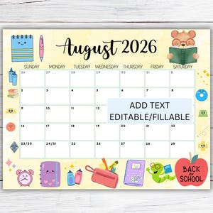 Puede incluir: Un calendario de agosto de 2026 con temática de regreso a clases con un fondo amarillo. El calendario incluye ilustraciones de útiles escolares, un oso leyendo y el texto "ADD TEXT EDITABLE/FILLABLE". Las palabras "Back to School" están en una manzana roja.
