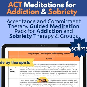Könnte beinhalten: Ein digitales Tablet zeigt "ACT Meditations for Addiction & Sobriety" und "Acceptance and Commitment Therapy Guided Meditation Pack". Der Bildschirm zeigt Text zur Integration von ACT in den Alltag. Ein gelbes Banner lautet "made by therapists". Ein blauer Stern sagt "11 Scripts."