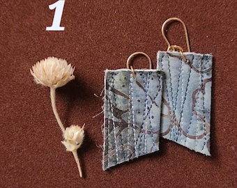 キルティングの端切れイヤリング：非対称のゴールドフィルドフック、遊び心のあるスタイル