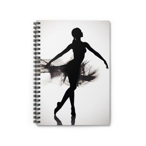 Può includere: Una silhouette in bianco e nero di una ballerina con una gonna fluida, su uno sfondo sfocato.