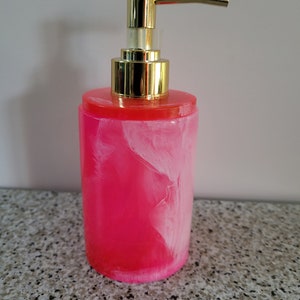 Un distributeur de savon entièrement fait en résine epoxy avec une pompe qui se dévisse facilement pour le remplir à nouveau image 2