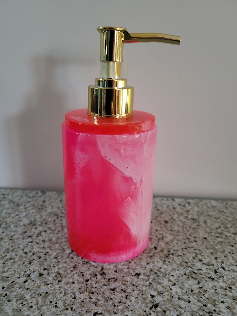 Un distributeur de savon entièrement fait en résine epoxy avec une pompe qui se dévisse facilement pour le remplir à nouveau image 2
