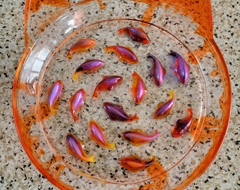 An anti-gluttonous cat bowl with integrated fish and entirely created with epoxy resin.