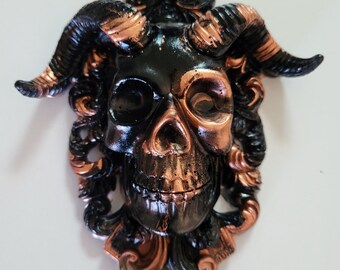 Un crâne avec des cornes qui peut être collé ou simplement déposé comme un objet de décoration unique et original