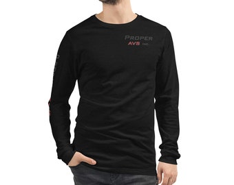 Könnte beinhalten: Ein schwarzes Langarmshirt mit Rundhalsausschnitt und dem Schriftzug PROPER AVS INC. in Grau und Rot auf der linken Brust. Der rechte Ärmel zeigt zudem einen Teil des roten und grauen Textes, der vertikal am Arm entlang verläuft.