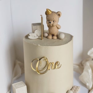 Decorazione per torta con orsetto di pasta frolla, orso che soffia su una candela