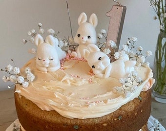 Figurine Baptême Fille Dekora - Bébé Assise Avec Son Lapin En Peluche 10 Cm - Décoration Gâteau Et Souvenir Émotion