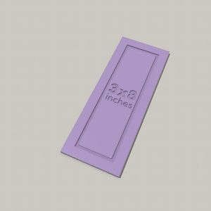 Könnte beinhalten: Ein rechteckiges, hellviolettes Objekt mit einem erhabenen Rand und dem eingeprägten Text 3x8 inches in der Mitte. Das Objekt hat eine flache Oberfläche und eine einheitliche Farbe und zeigt deutlich die Maße 3 Zoll mal 8 Zoll auf.