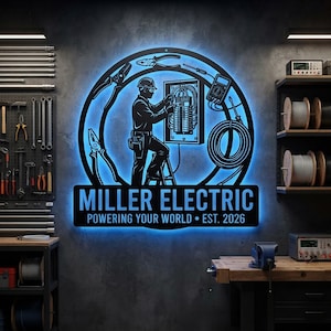 Peut inclure: Une enseigne murale circulaire en métal noir avec un rétroéclairage LED bleu représentant un électricien travaillant sur un tableau électrique, entouré d'outils. Le texte indique MILLER ELECTRIC, POWERING YOUR WORLD et EST. 2026.