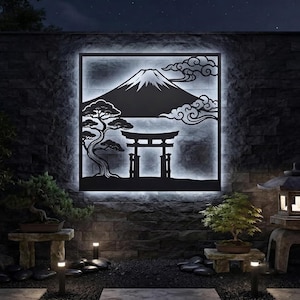 Könnte beinhalten: Ein quadratisches Wandkunstpaneel aus schwarzem Metall mit einer lasergeschnittenen Silhouette des Berges Fuji, eines Torii-Tors und eines Bonsai-Baums. Das Paneel ist mit hellem, weißem LED-Licht hinterleuchtet und erzeugt einen leuchtenden Umriss.