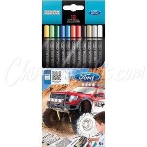 Puede incluir: Un conjunto de 12 marcadores de colores en una caja de plástico transparente con el logotipo de Ford. Los marcadores están etiquetados con diferentes nombres de vehículos Ford, como Ford GT, F-150, Explorer y Raptor. La caja también presenta una imagen de una camioneta Ford y un código QR.