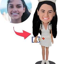 Figura Bobblehead personalizada de la hermosa enfermera con grabado. Diseño individual y un regalo ideal para el personal de enfermería.