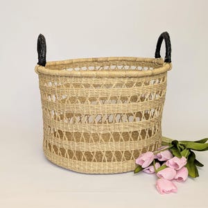 Panier à linge tissé à la main avec poignées en cuir noir Très grand panier de rangement pour couvertures, jetés de lit ou jouets Panier à linge en paille naturelle