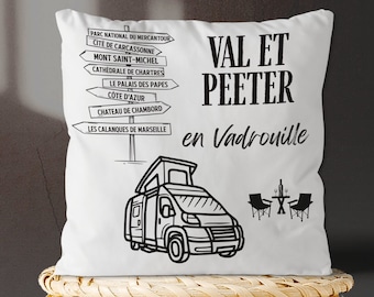 COUSSIN UNIQUE personnalisable avec votre van et vos accessoires préférés pour voyager : chaise camping, barbecue, vélos, table pique-nique