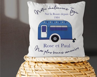 COUSSIN Caravaning moelleux cosy d'une caravane bleu sur fond blanc, A Personnaliser Chaleureux foyer souvenirs de camping