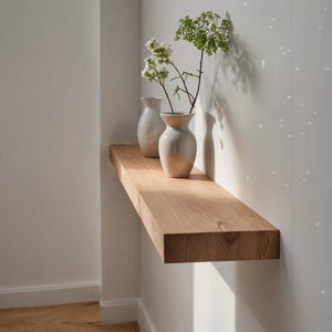 Prateleira de parede flutuante feita de carvalho selvagem – design atemporal com suporte integrado. Perfeito para fotos, plantas e livros