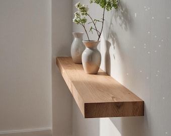 Svävande vägghylla tillverkad av vild ek – tidlös design med integrerat fäste. Perfekt för tavlor, växter och böcker.
