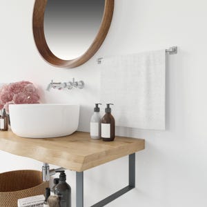 Étagère de salle de bain suspendue en chêne massif avec bord naturel, meuble-lavabo sur mesure, style rustique, fixation murale.