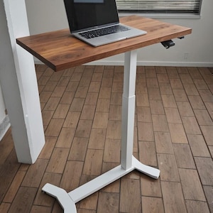 Bureau réglable en hauteur / table d'appoint / bureau assis-debout / table en bois massif / table en bois naturel / mobilier de bureau / bureau à domicile