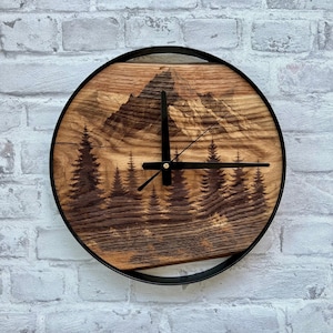 Orologio da parete con montagne, orologi da parete in legno intagliato con alberi di pino, metallo rotondo, orologio a tema foresta con bordo vivo, decorazioni in stile boscoso, regalo per gli amanti della montagna