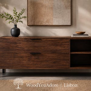 Könnte beinhalten: Ein dunkelbraunes Sideboard aus Holz mit zwei horizontalen Schubladen mit dünnen schwarzen Metallgriffen auf der linken Seite und zwei offenen Ablagefächern auf der rechten Seite, getragen von vier schlanken schwarzen Metallbeinen. Text: WoodYouAdore Lisbon.