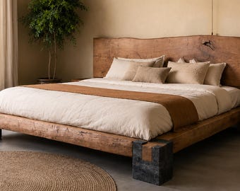 Peut inclure: Un cadre de lit bas en bois naturel avec une tête de lit à bord brut proéminente, doté de supports d'angle en pierre sombre. Le lit est habillé de linge blanc avec un chemin de lit marron et plusieurs oreillers beiges, avec le texte WoodYouAdore Bangkok.