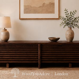 Aparador baixo "London" em madeira maciça de nogueira, estilo escandinavo moderno, ideal para sala de estar, como móvel para TV, mesa de apoio ou estante.