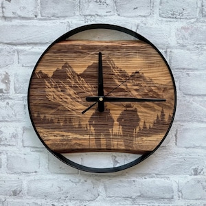 Bergklok, stille ronde klok, gesneden hout met natuurlijke rand en metaal, woondecoratie voor wandelaars, cadeaus voor wandelaars, cadeaus met een wandelthema, cadeaus voor buitenliefhebbers