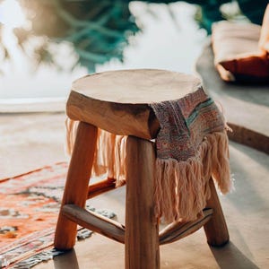Houten kruk / bijzettafel / plantenkruk / handgemaakte kruk / ronde kruk / zitkruk / op bestelling gemaakt / natuurlijk hout / cadeau-idee