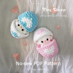 Puede incluir: Dos muñecas de bebé hechas a mano con ganchillo, una azul y blanca, la otra rosa y blanca. Cada muñeca está metida en un capullo a juego. La imagen incluye el texto "Tiny Sheep" y "No-sew PDF Pattern".