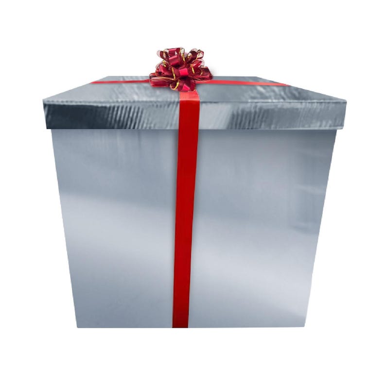 Puede incluir: Una gran caja de regalo plateada con una cinta roja y un lazo rojo. La caja est&aacute; envuelta en papel plateado y tiene un acabado brillante.