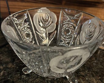 Vintage serveerschaal van loodkristal op voet met geëtste roos, 10 cm hoog.