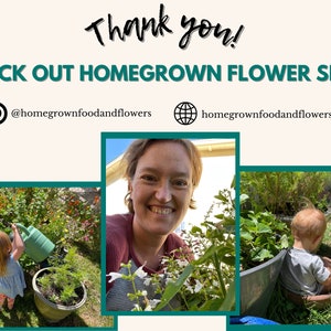 Może przedstawiać: Kobieta uśmiecha się do selfie w ogrodzie, gdzie dziecko podlewa rośliny. Tekst "CHECK OUT HOMEGROWN FLOWER SHOP" znajduje się w g&oacute;rnej części obrazu. Tekst "@homegrownfoodandflowers" i "homegrownfoodandflowers.com" znajduje się pod tekstem.