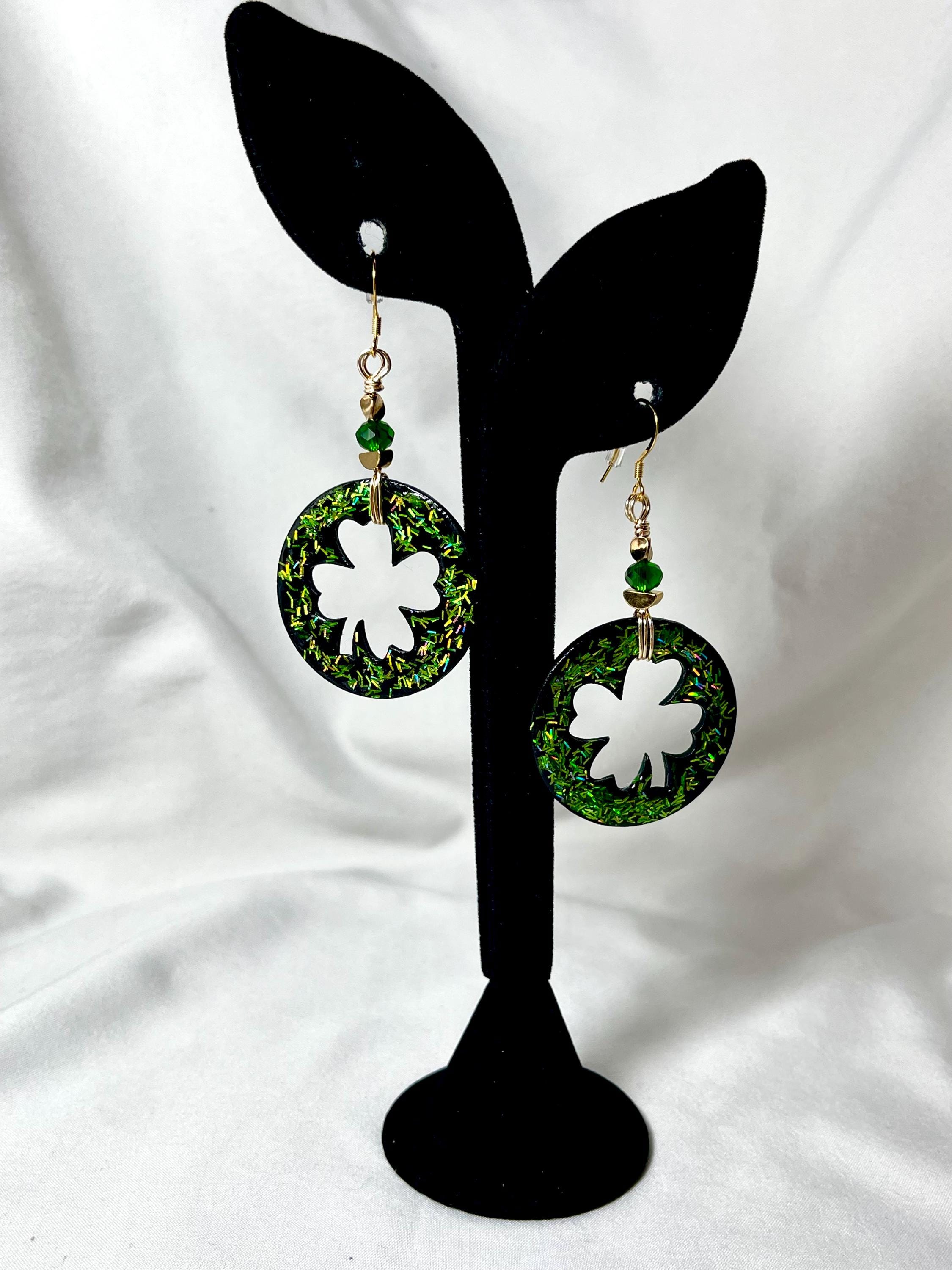 Orecchini San Patrizio Tobestu - Ciondolo Quadrifoglio Portafortuna In Ottone E Zirconio - Altezza 3 Cm, Larghezza 1,2 Cm - Confezione Regalo In Velluto