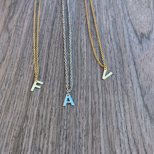 Collar inicial de acero inoxidable / letra inicial / oro o plata / regalos para ella / delicado collar de cadena en capas mujeres / sin deslustre /