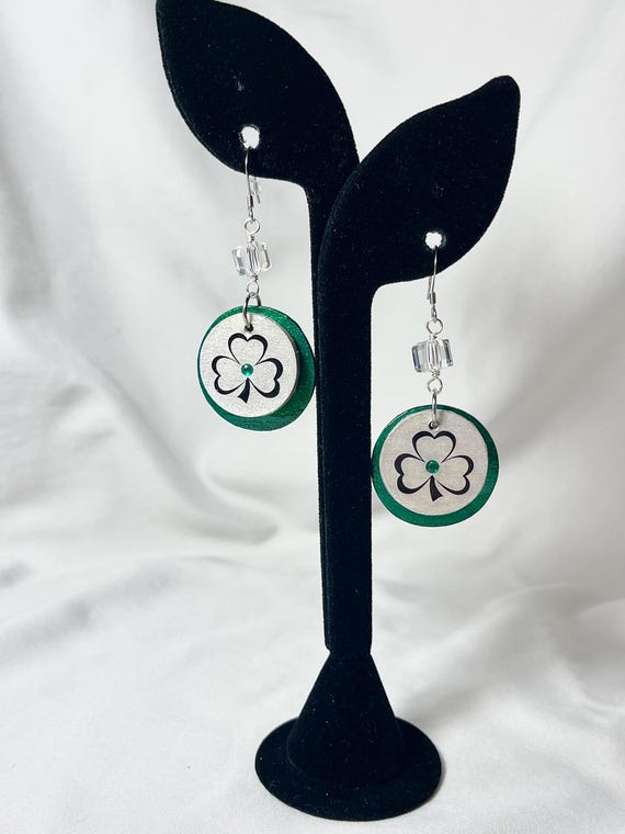 Orecchini per il giorno di San Patrizio / Orecchini leggeri in legno / Cappello a cilindro irlandese / Quadrifoglio / Gioielli verdi per il giorno di San Patrizio / Orecchini da donna / - Italia