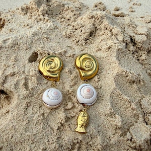 Pendientes Máre Drop / Pendientes llamativos de concha dorada / Pendientes colgantes costeros / Joyería inspirada en el océano / Pendientes de playa / Joyería veraniega atrevida