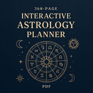 Può includere: Agenda di astrologia blu scuro con testo e illustrazioni dorate. La copertina recita "368-PAGE INTERACTIVE ASTROLOGY PLANNER" con una ruota zodiacale, lune crescenti, stelle e un sole. La parola "PDF" è in basso.