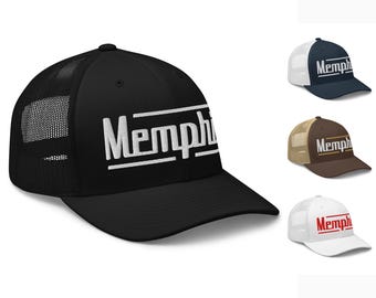 Può includere: Cappellini da camionista neri, bianchi, marroni e bianchi con retro in rete. I cappellini hanno la parola "Memphis" ricamata sul davanti in bianco, rosso e marrone.