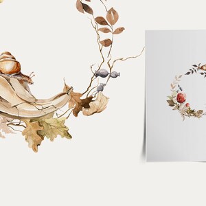 Op de afbeelding: Waterverfillustratie van een krans gemaakt van herfstbladeren, bessen en paddenstoelen. De krans is op een witte achtergrond.