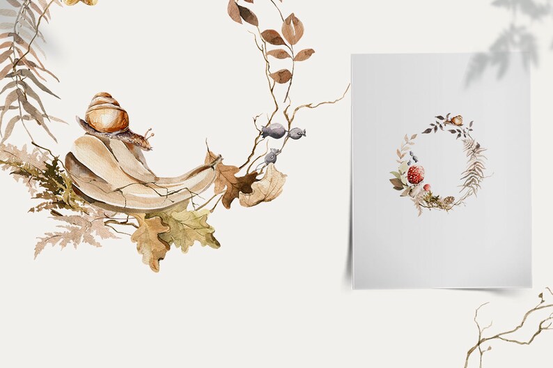 Op de afbeelding: Waterverfillustratie van een krans gemaakt van herfstbladeren, bessen en paddenstoelen. De krans is op een witte achtergrond.